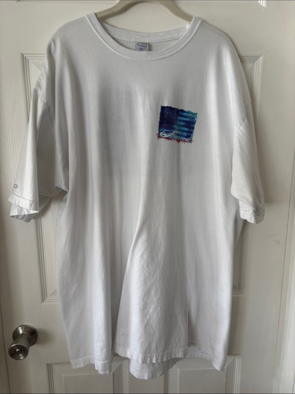 White Short-Sleeve Men's Tee with Blue Abstract Chest Graphic